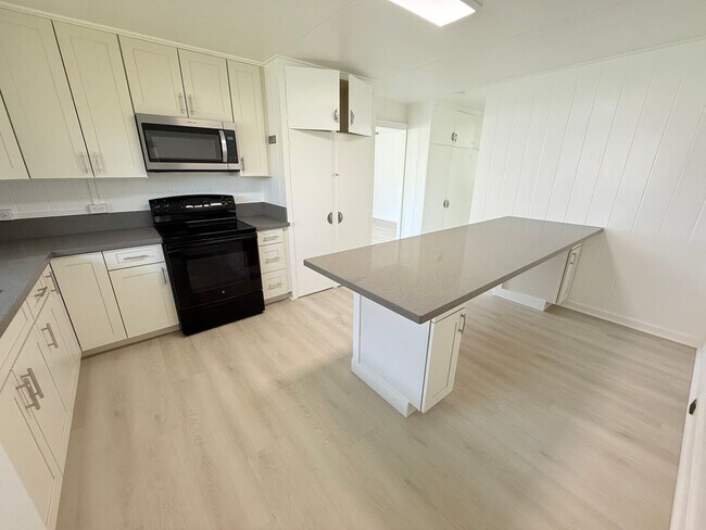 Building Photo - Newly Renovated 3-Bedroom, 1-Bathroom Sing...