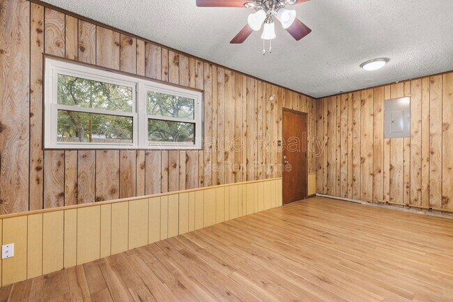 Building Photo - 8806 Fox Hollow Dr