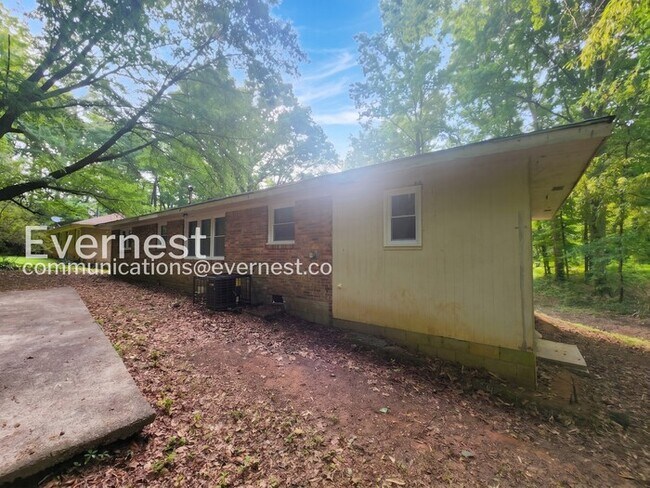 Building Photo - 3 Bed/2 Bath Home with Off-Street Parking / Pet-Friendly / Coming Soon!
