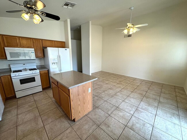 Building Photo - 3 bedroom plus den, 2 bath, on the golf co...