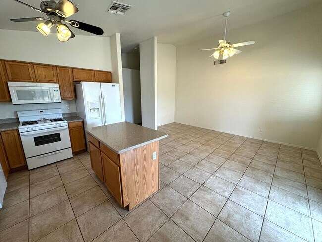 Building Photo - Spacious 3 Bedroom plus Den, 2 Bath, Golf ...
