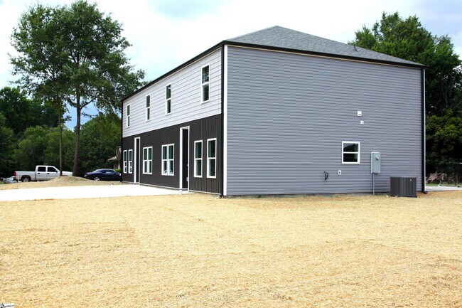 Building Photo - 404 Sierra Rd