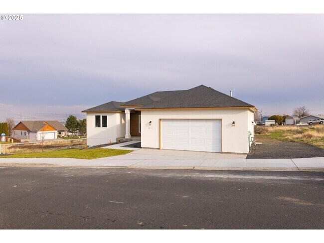 Building Photo - Stunning South Hill Home in Umatilla!!