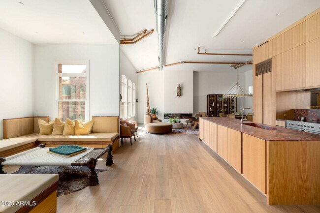 Building Photo - 50 W Palm Ln