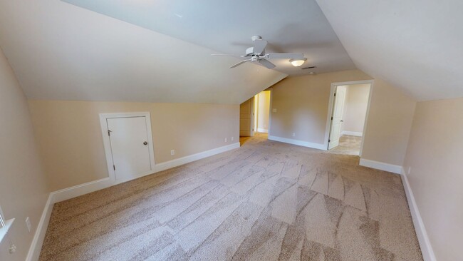 Building Photo - Large 5 Bedroom with Large Fenced in Back ...
