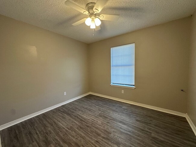 Building Photo - Welcome to this charming 3-bedroom, 1.5-ba...