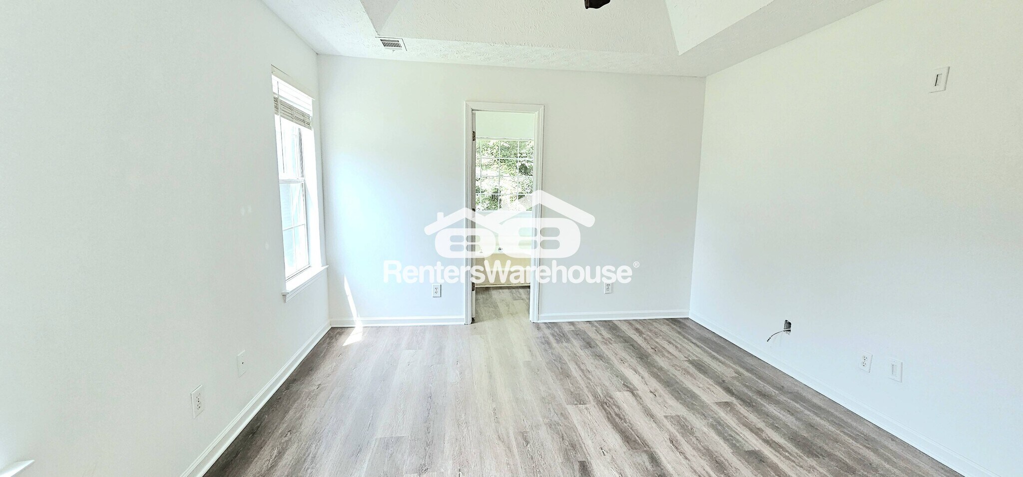 Building Photo - 5785 Creekside Dr