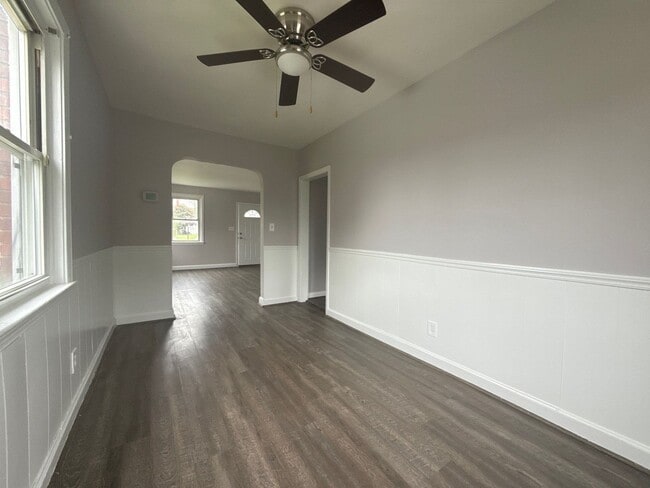 Building Photo - 556 Chalcot Square