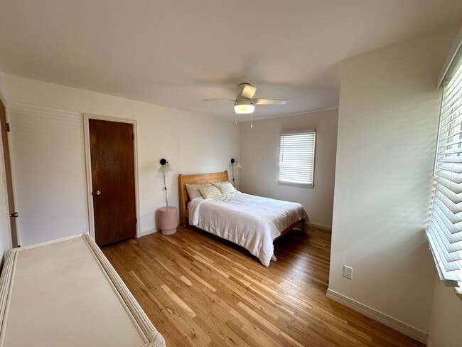 Building Photo - 2 Bedroom Home in Lincoln Park