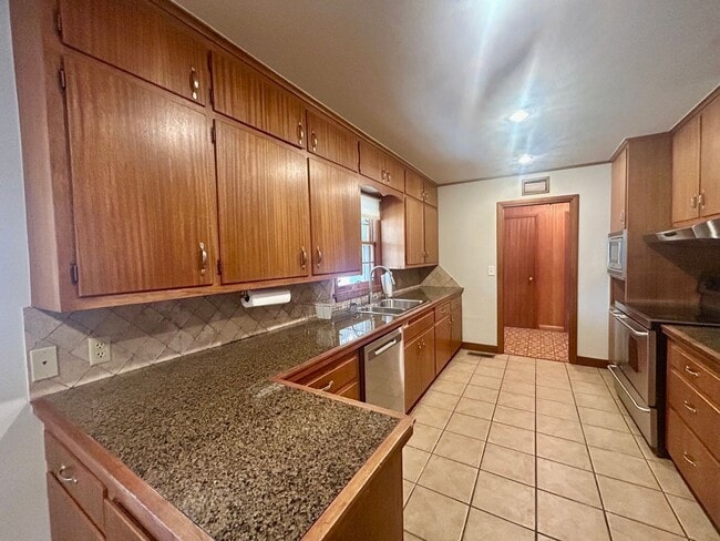 Building Photo - Great ranch style home located on a large ...