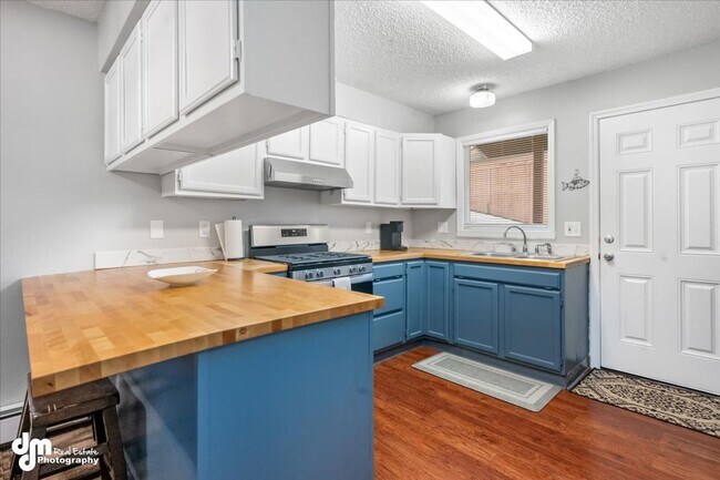 Building Photo - 3BD/2BA Triplex Unit with Modern Comforts