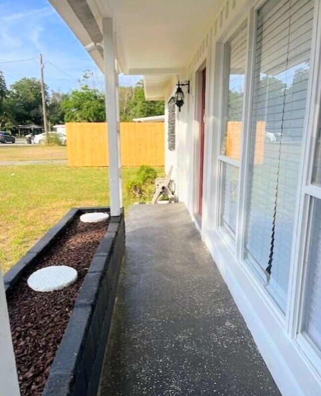 Building Photo - 2713 Silver Lake Dr