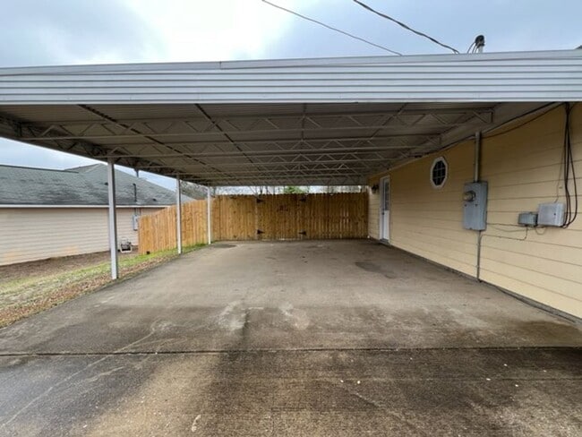 Building Photo - 4 Bedroom, 2 Bath Home in Lee County!