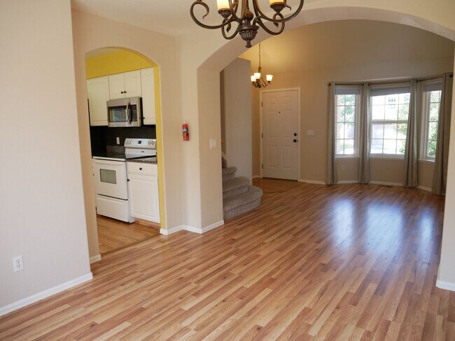 Building Photo - 4 Bedroom, 3.5 Bathroom Home with A/C! - A...