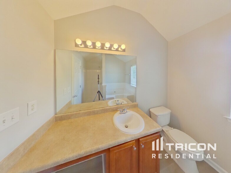 Building Photo - 660 Escalade Dr