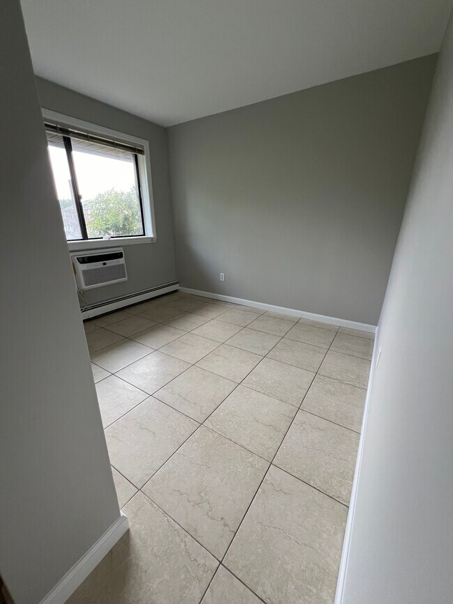 Den / Office - 107 North Broadway