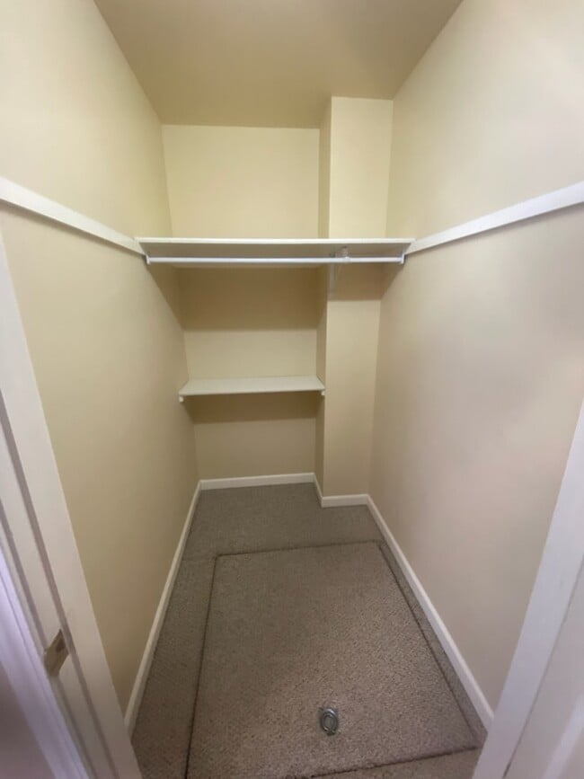 Building Photo - 712 Oakmont Rd