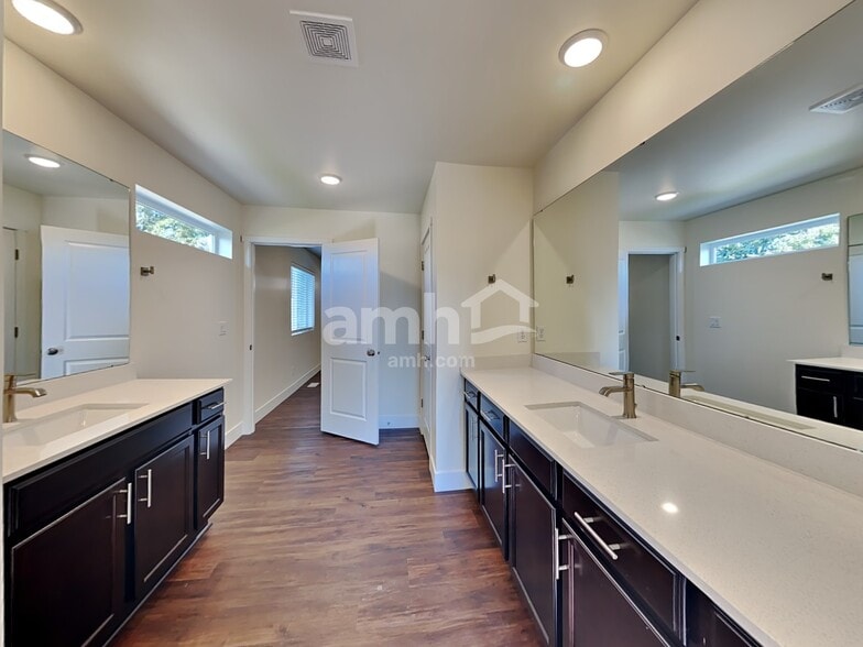 Building Photo - 305 Smith Dr