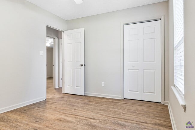 Building Photo - 106 N Hiley Ct