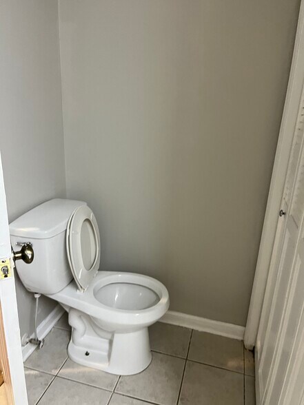 bathroom - 134 Newtown Rd NE