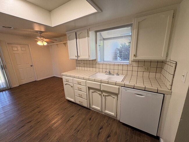 Building Photo - Cozy Home on Spacious Lot with Pool Available Now!