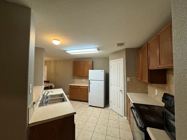 Building Photo - Nice 3 bedroom 2 Bath One Story Home