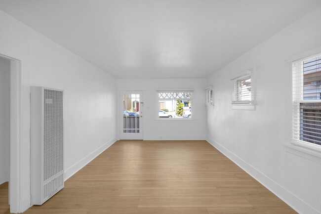 Building Photo - Beautiful bright 2 bedroom in Belmont Shore!