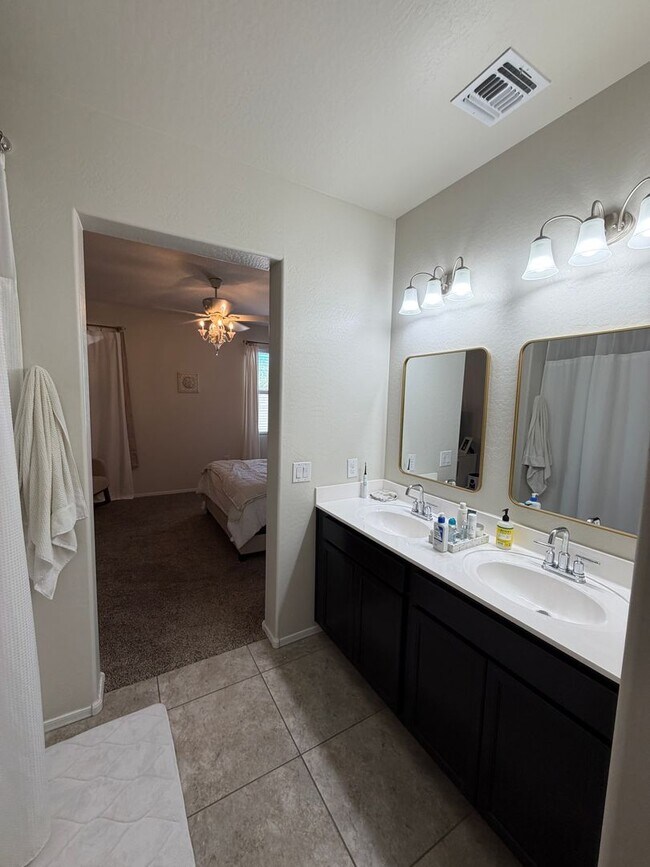 Building Photo - Upgraded and Spacious 4 Bed/2 Bath in Buckeye