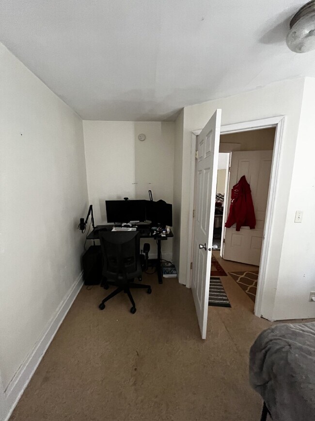 Building Photo - Huge 6 Bed 2 Bath close to UWEC