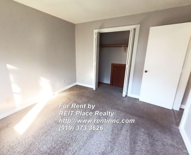 Building Photo - 3 Bed 2 Bath w/ Master Bed downstairs near Crossroads Plaza, REI