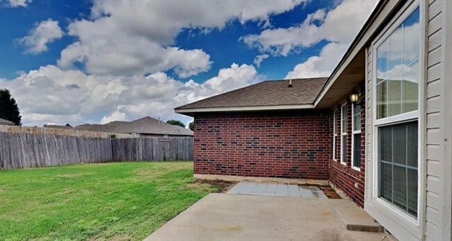Building Photo - Very Nice 3 Bedroom 2 Bath Home in Mustang Schools