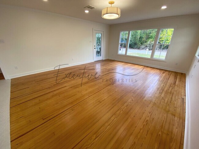 Building Photo - Spacious 4-Bedroom with Custom Finishes in...