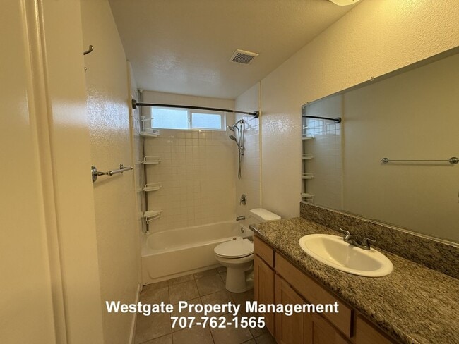 Building Photo - Great West Petaluma 2/1.5 Home - 418A Upham Street