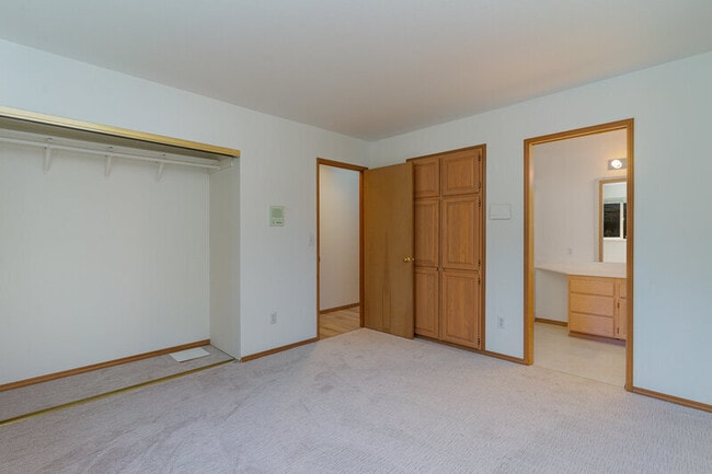 Building Photo - 6525 39th Ave SW