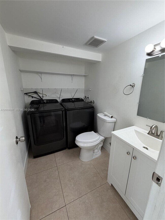 Building Photo - 857 W 41st St