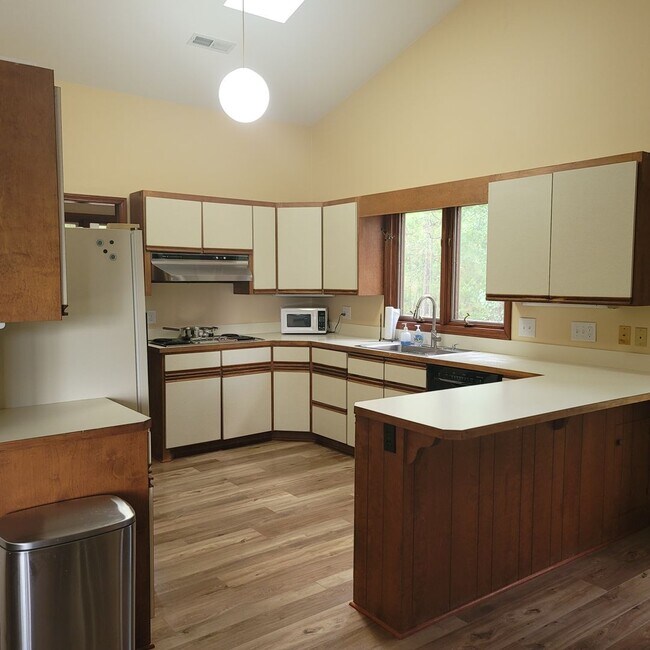 Building Photo - Beautiful Property Located in Seven Lakes near Pinehurst! Located on the Golf Course with Amazing...