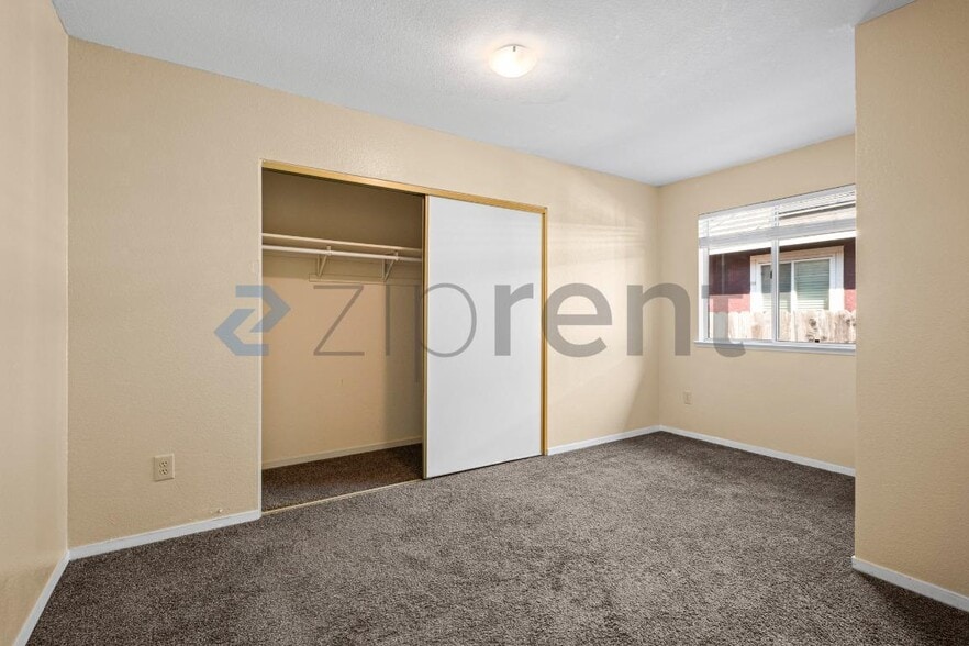 Building Photo - 1205 Silk Oak Dr