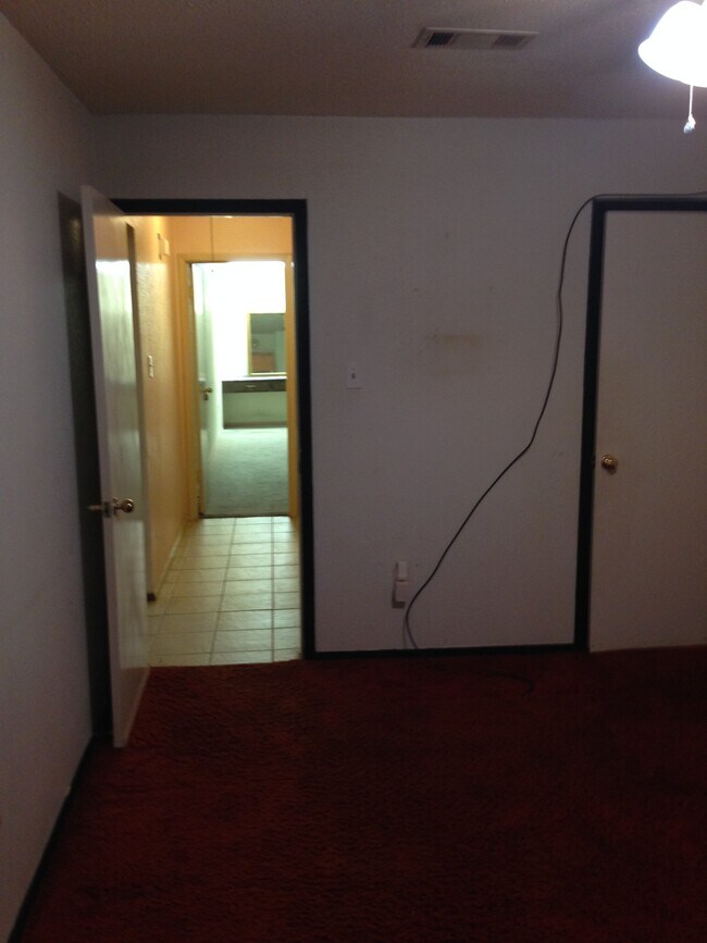 Building Photo - 2424 Oakmere Dr