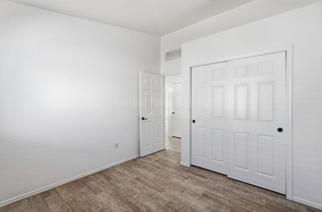 Building Photo - 7159 S Providence Dr