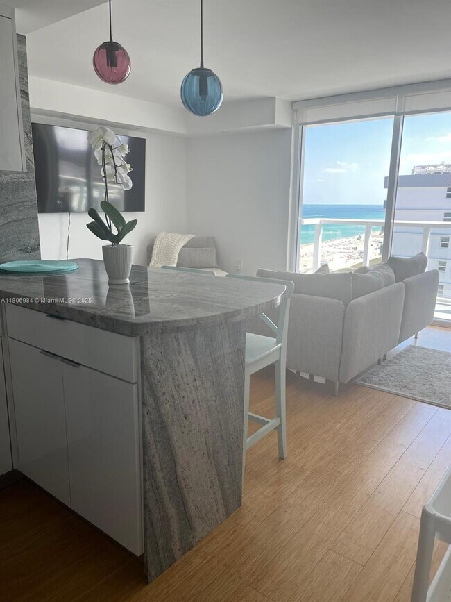 Building Photo - 2457 Collins Ave