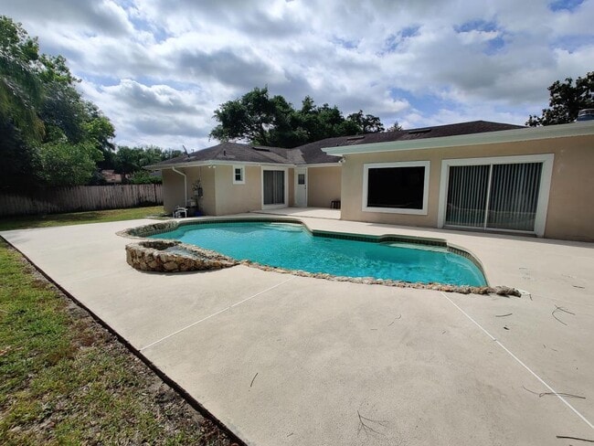 Building Photo - 615 Fox Valley Dr