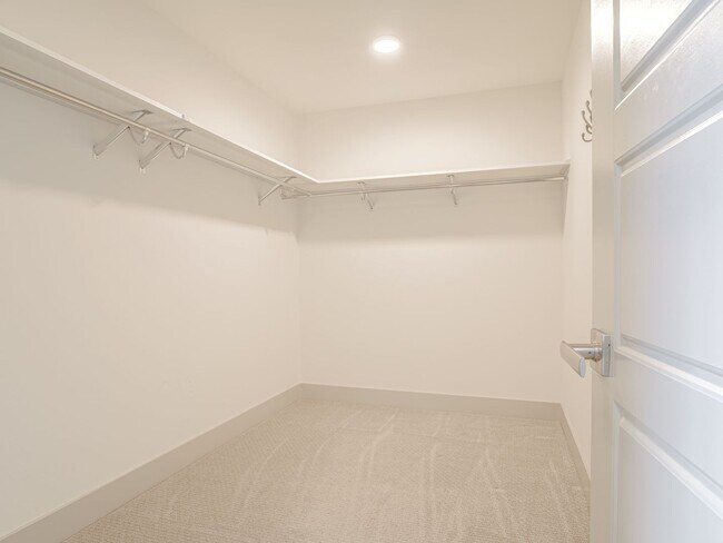 Building Photo - Stunning Ten Trails Home for Rent! 5 bedro...