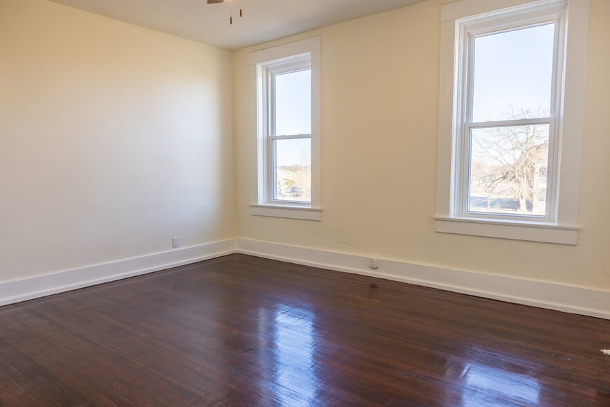Building Photo - 537 Denison St