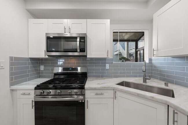 Building Photo - "Spacious 3-Bed Condo with 2 Baths in Citr...