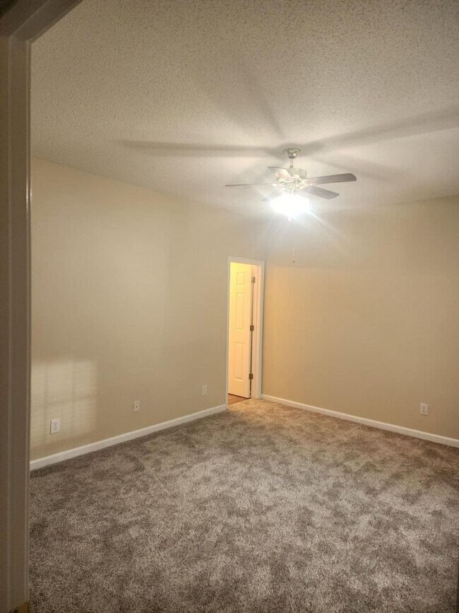 Building Photo - Wexford Condominiums - 3BR/2BA - $1550/Mo