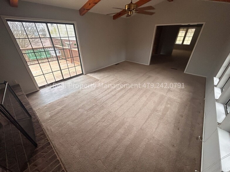 Building Photo - 106 Oak St