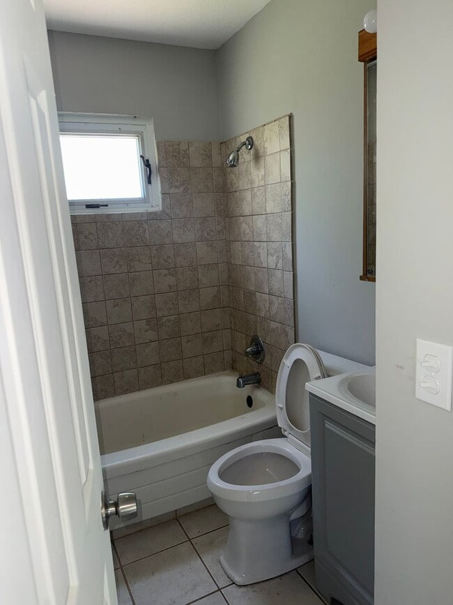 Building Photo - 3 BDRM HOUS FOR RENT
