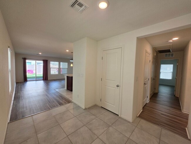 Building Photo - Newer 3 Bedroom Single Story Home in Gated Community