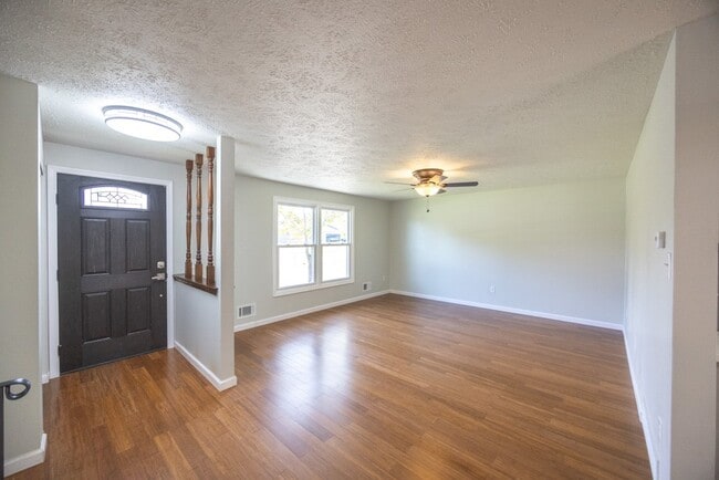 Building Photo - 202 Spring Tree Ln