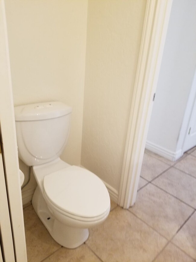 Building Photo - Westside 4 Bed, 2.75 Bath Townhouse w/Gara...